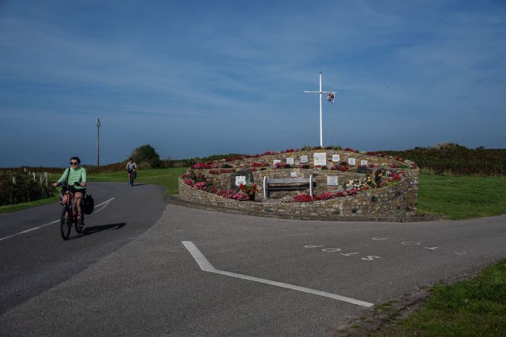 Placas em diferentes idiomas homenageiam as vítimas de Alderney. / Carl Court/Getty Images via CNN Newsource