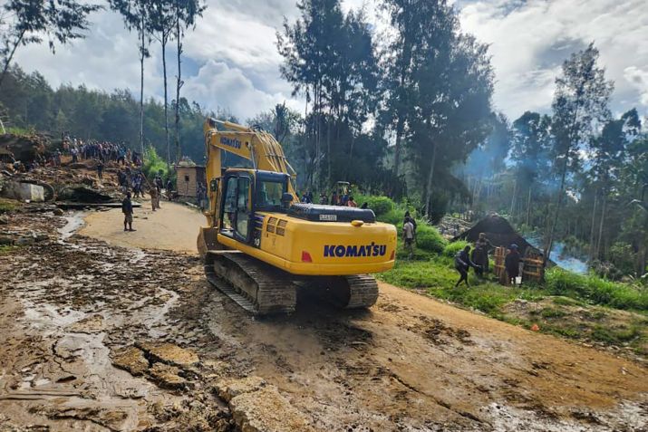 Equipes de emergência buscam sobreviventes em deslizamento de terra / Mohamud Omer/International Organization for Migration/AP via CNN Newsource