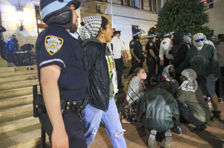 Oficiais do Departamento de Polícia de Nova York detêm dezenas de estudantes pró-palestinos na Universidade de Columbia depois que eles se barricaram no prédio Hamilton Hall, perto do Acampamento de Solidariedade de Gaza, no início de Nova York, Estados Unidos, em 30 de abril de 2024 /Selcuk Acar/Anadolu via Getty Imagens