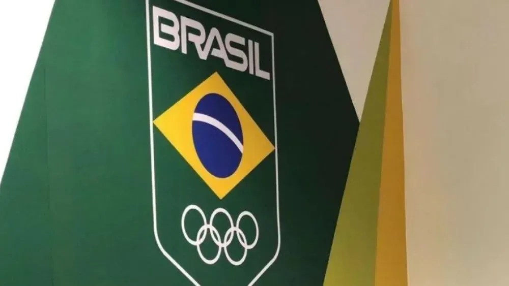 Atletas treinando em quadra olímpica