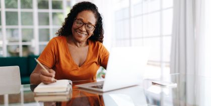 Mulher idosa escrevendo em um caderno
