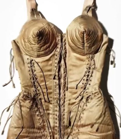 Peça leva assinatura do estilista Jean Paul Gaultier / Reprodução/Madonna/Instagram