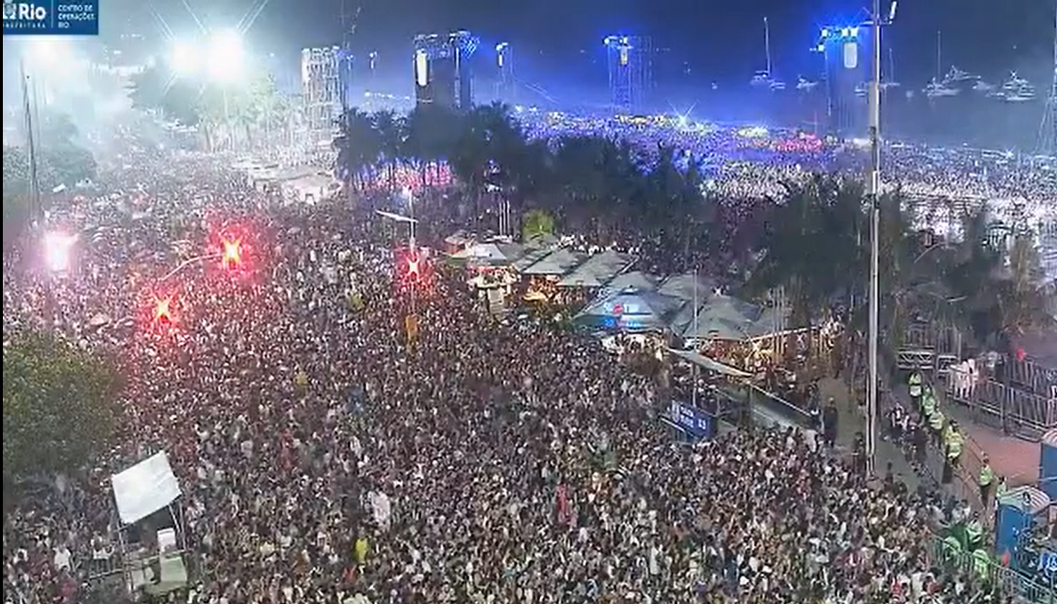 Centro de Operações do Rio mostra praia de Copacabana lotada na noite deste sábado para show de Madonna / Centro de Operações Rio/Twitter
