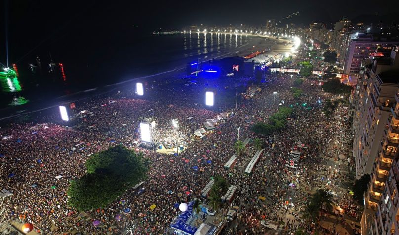 Praia de Copacabana lotada antes de show da Madonna • Prefeitura do Rio no X