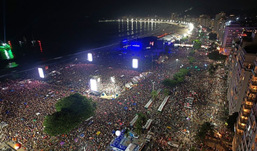 Praia de Copacabana lotada antes de show da Madonna • Prefeitura do Rio no X