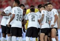 Em crise, Corinthians visita o Atlético-GO visando deixar o Z4 do Brasileiro