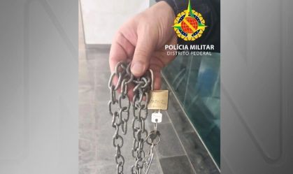 Homem é resgatado após três dias acorrentado em cárcere privado, mas acaba preso no DF; entenda