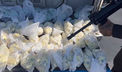 Vídeo: PM apreende mais de 4 mil pedras de crack enterradas em dunas no RJ