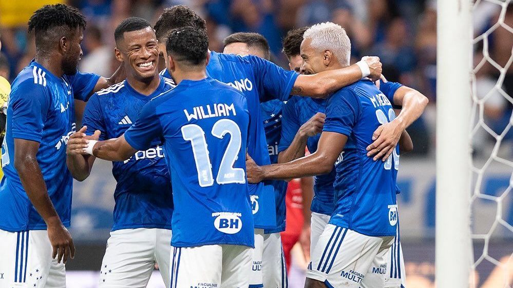 Jogadores do Cruzeiro comemoram gol