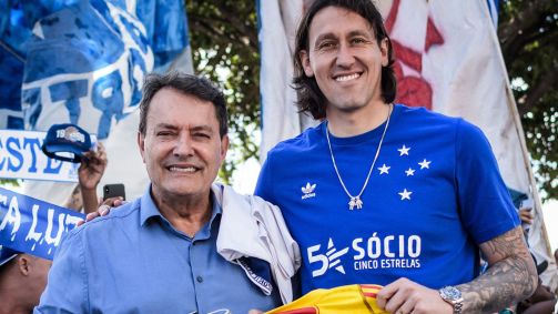 Cássio posou com a camisa do Cruzeiro ao lado do empresário Pedro Lourenço