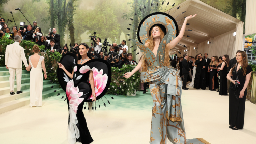 Demi Moore chegou ao Met Gala 2024 acompanhada de Harris Reed