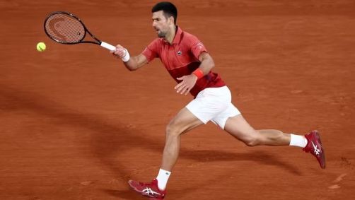Djokovic em partida contra Carballes Baena, em Roland Garros