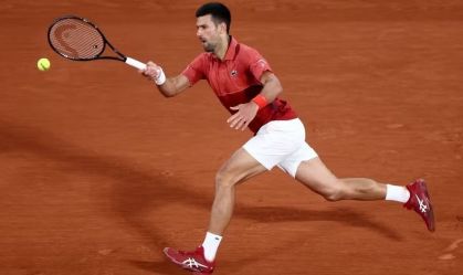 Djokovic em partida contra Carballes Baena, em Roland Garros