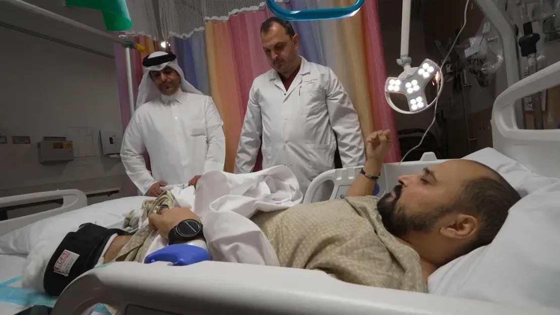 Os médicos Hasan Abuhejleh e Ahmed AlSaadi inspecionam pacientes de Gaza no hospital Hamad em Doha, no Catar / Sanjiv Talreja/CNN