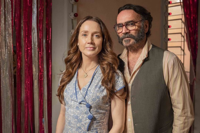 Rachid (Almir Sater) e Dona Patroa (Camila Morgado). / Globo/Fábio Rocha