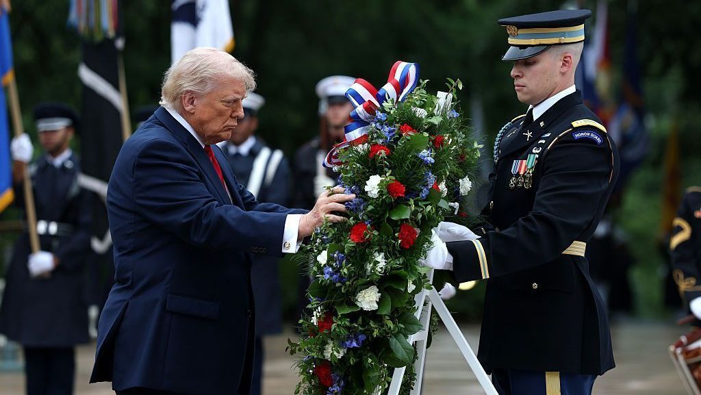 Presidente dos EUA, Donald Trump, participa de uma cerimônia de deposição de coroa de flores no Túmulo do Soldado Desconhecido, no Cemitério Nacional de Arlington, em 25 de maio de 2026, em Arlington, Virgínia • Kevin Dietsch/Getty Images)