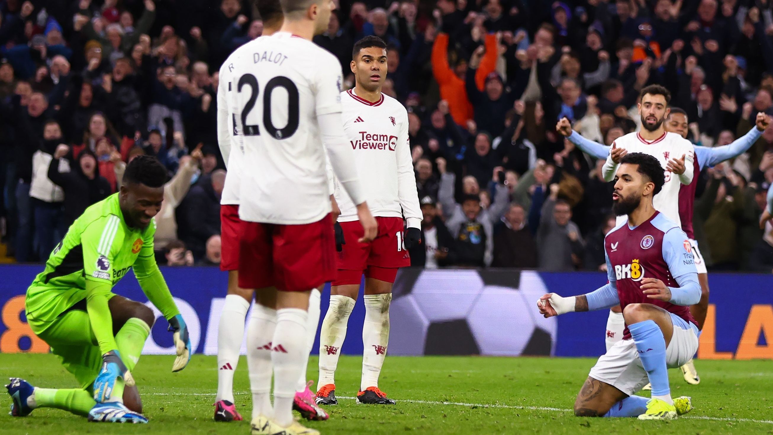 Douglas Luiz dança após marcar gol contra o Manchester United, em fevereiro