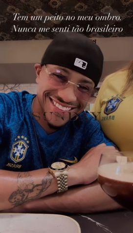 Ator compartilha story usando camiseta da seleção brasileira de futebol / Reprodução/Tequan Richmond/Instagram