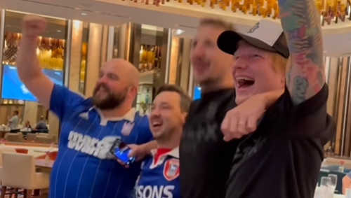 Ed Sheeran comemorando o acesso do Ipswich Town