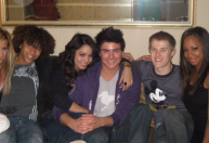 Lucas Grabeel compartilha fotos inéditas com elenco de 