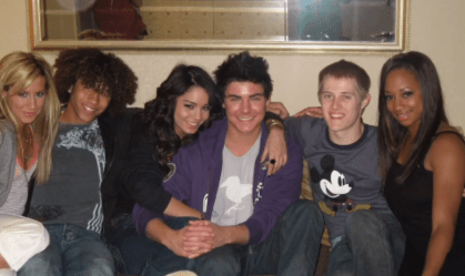 Lucas Grabeel compartilha fotos inéditas com elenco de "High School Musical"