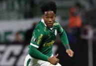 Endrick sente coxa e deixa jogo do Palmeiras contra Del Valle de maca