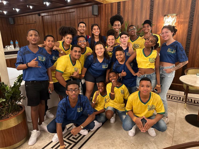 Grupo de sambistas mirins se apresentou ao lado de Madonna no Rio / Arquivo Pessoal/Markinhos