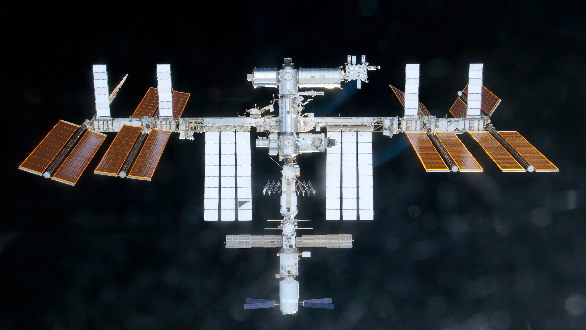 Estação Espacial Internacional fotografada por um membro da tripulação no ônibus espacial Discovery, enquanto se aproximava da ISS durante as operações de encontro e acoplamento, em 2011