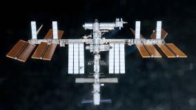 Estação Espacial Internacional fotografada por um membro da tripulação no ônibus espacial Discovery, enquanto se aproximava da ISS durante as operações de encontro e acoplamento, em 2011