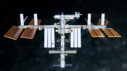 Estação Espacial Internacional fotografada por um membro da tripulação no ônibus espacial Discovery, enquanto se aproximava da ISS durante as operações de encontro e acoplamento, em 2011