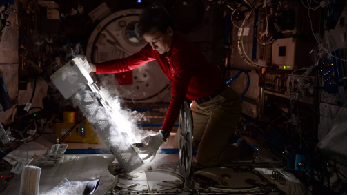 Peggy Whitson, astronauta que bateu o recorde de dias consecutivos no espaço, 675. Na imagem, está armazenando amostras de sangue no freezer da ISS