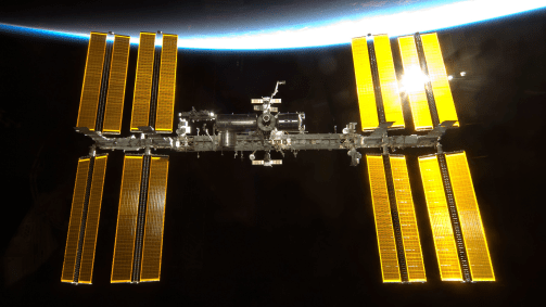 Estação Espacial Internacional fotografada por um membro da tripulação do ônibus espacial Endeavour enquanto se aproximam durante as atividades de encontro e acoplamento, em 2010