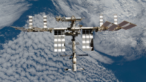Considerado o maior objeto feito pelo homem que já orbitou a Terra, o laboratório espacial está há mais de 20 anos produzindo pesquisas para auxiliar a população