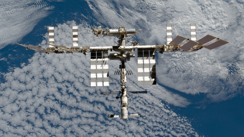 Considerado o maior objeto feito pelo homem que já orbitou a Terra, o laboratório espacial está há mais de 20 anos produzindo pesquisas para auxiliar a população