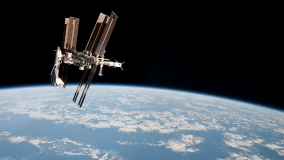 Estação Espacial Internacional e do ônibus espacial Endeavour acoplado em 2011