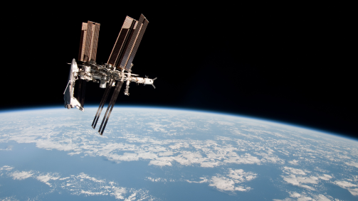 Estação Espacial Internacional e do ônibus espacial Endeavour acoplado em 2011