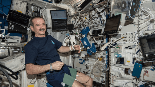 Comandante Chris Hadfield testando um método para prever quais membros da tripulação têm maior risco de desmaiar após retornar à Terra em 2013