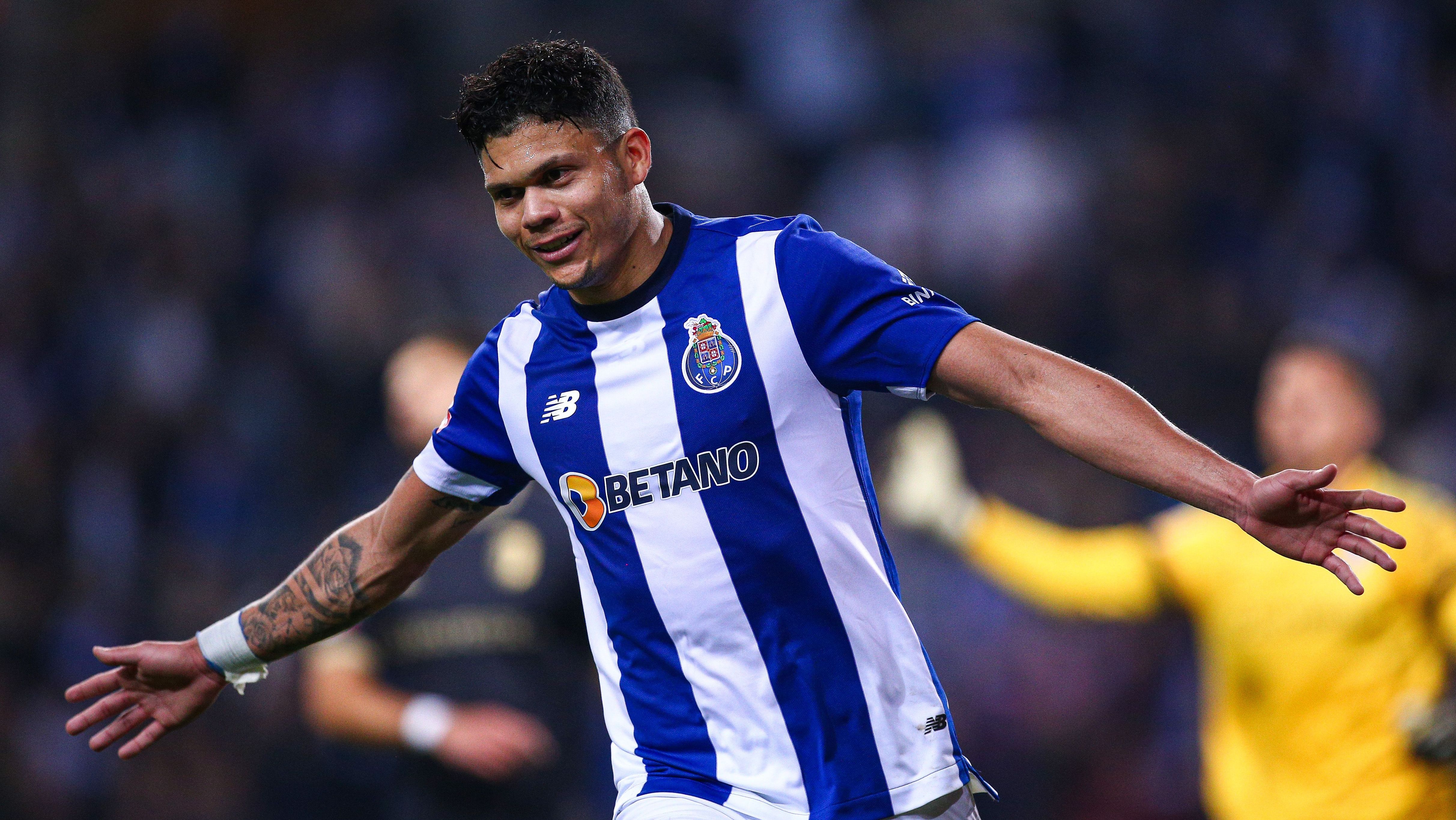 Evanilson comemora gol com a camisa do Porto
