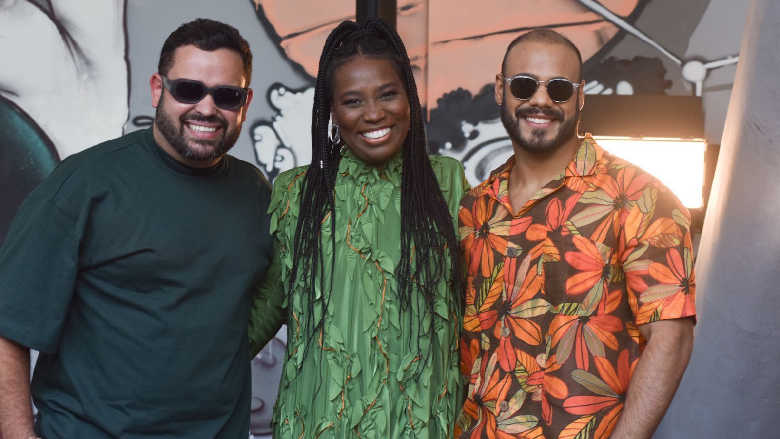Ex-BBBs Michel, Leidy Elin e Marcus acompanham desfile de Isaac Silva