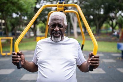 Retrato de um homem idoso se exercitando no parque