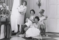 Exposição traz fotos inéditas da família real ao longo do século passado; veja