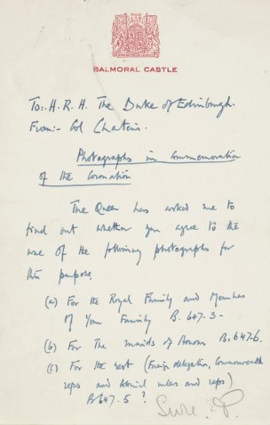 Nota manuscrita sobre a utilização de algumas fotografias da coroação, de 1953, que consta na exposição juntamente com a folha acima. / Royal Collection Trust
