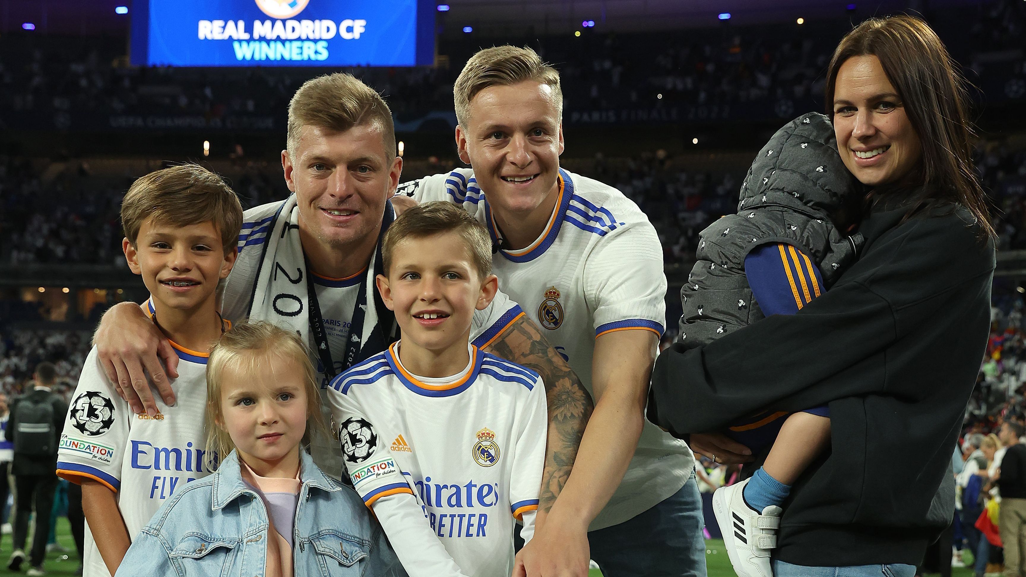 Toni Kroos com a família após título da Champions League / Foto: Alexander Hassenstein - UEFA/UEFA via Getty Images