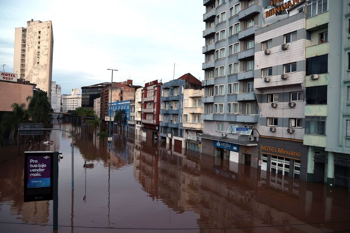 Vista da avenida Farrapos, em Porto Alegre (RS), durante a enchente de 2024 / Edu Andrade/Fatopress/Estadão Conteúdo