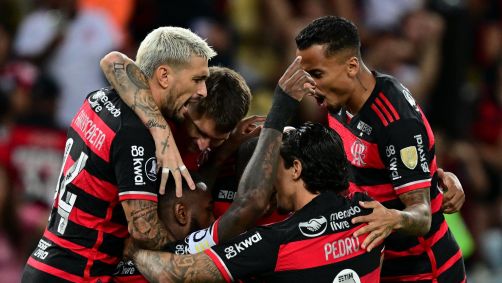 Gerson comemora com elenco do Flamengo gol sobre o Bolívar pela Libertadores