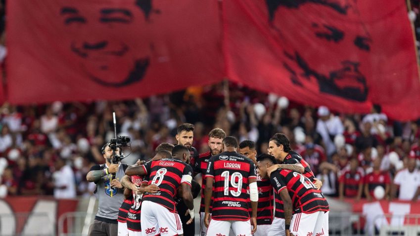 Diante da bandeira de Gabigol, Flamengo conversa antes da vitória contra o Amazonas / Ruano Carneiro/Getty Images