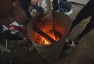 Vídeo: equipes de resgate se aquecem com fogo em área alagada de Porto Alegre