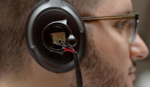Como o software foi produzido com inteligência artificial, ele consegue aprender com o passar do tempo, criando uma base de dados alimentada pelo usuário