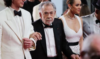 Francis Ford Coppola ao lado de Adam Driver e Nathalie Emmanuel no tapete vermelho de "Megalopolis" no 77º Festival de Cinema de Cannes