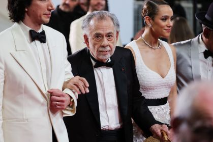 Francis Ford Coppola ao lado de Adam Driver e Nathalie Emmanuel no tapete vermelho de "Megalopolis" no 77º Festival de Cinema de Cannes